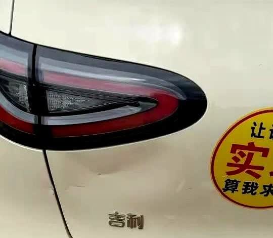 扎心了！刚提吉利星愿一周就倒车凹壳！老司机：真不如多花1万买银河E5邻居