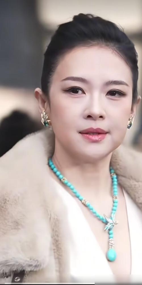 你敢信？章子怡胖到被喊曾宝仪！三里屯Tiffany开业生图，粉丝当场懵了！别