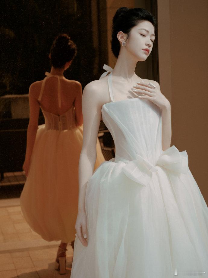 美到失语了，向涵之是明艳系大美女吧，好像一只白天鹅向涵之美成啥了