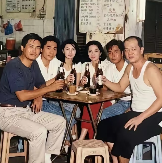 这张老照片至今也有40年了吧除了周润发，有谁还能认出来其他的在坐人员呢？感觉