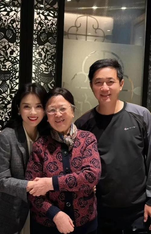 刘涛和《外来媳妇本地郎》中的“妈子”“大嫂”“二嫂”聚会，网友：满满的回忆。