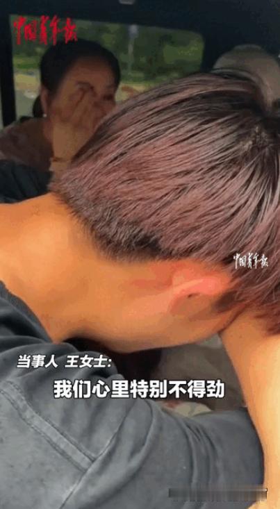 瞬间破防！黑龙江大庆，小伙以为有人请他吃饭，可等他打开车门一看，里面传出一阵哄笑