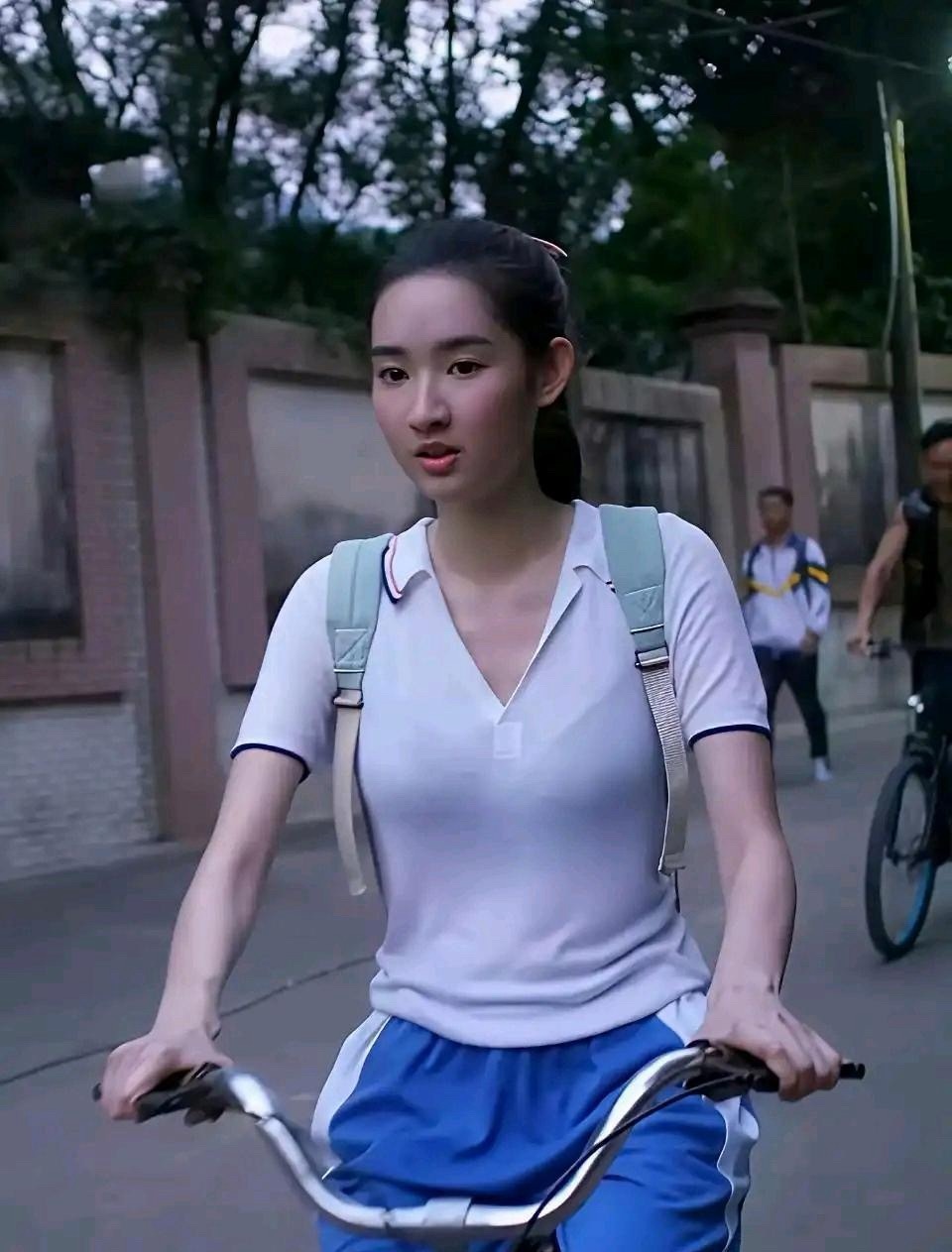 这样演高中生是不是有点过分了