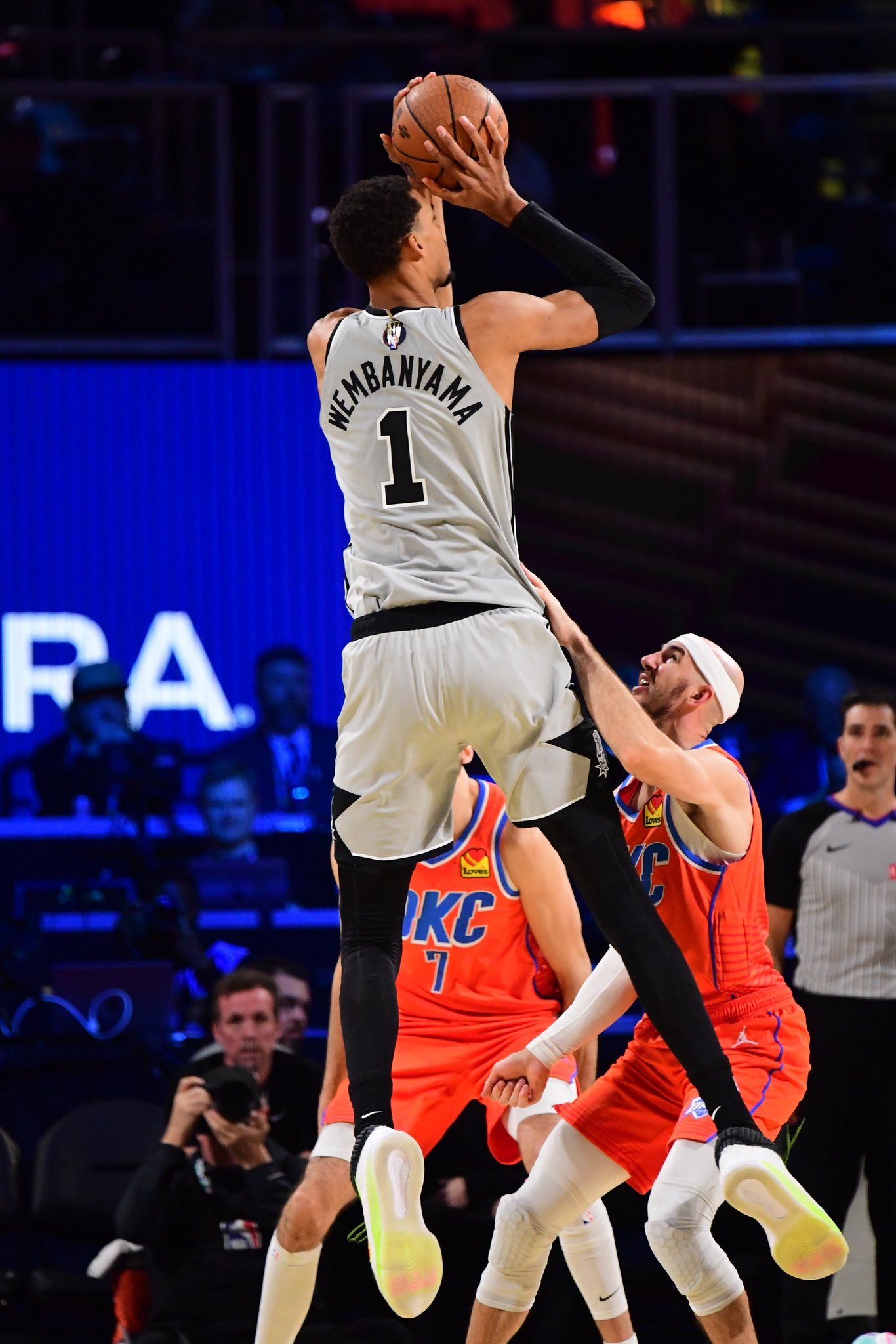 关于所谓的雷霆“搓澡”问题，质疑者始终给不出合理解释的是，联盟为什么要捧雷霆这样