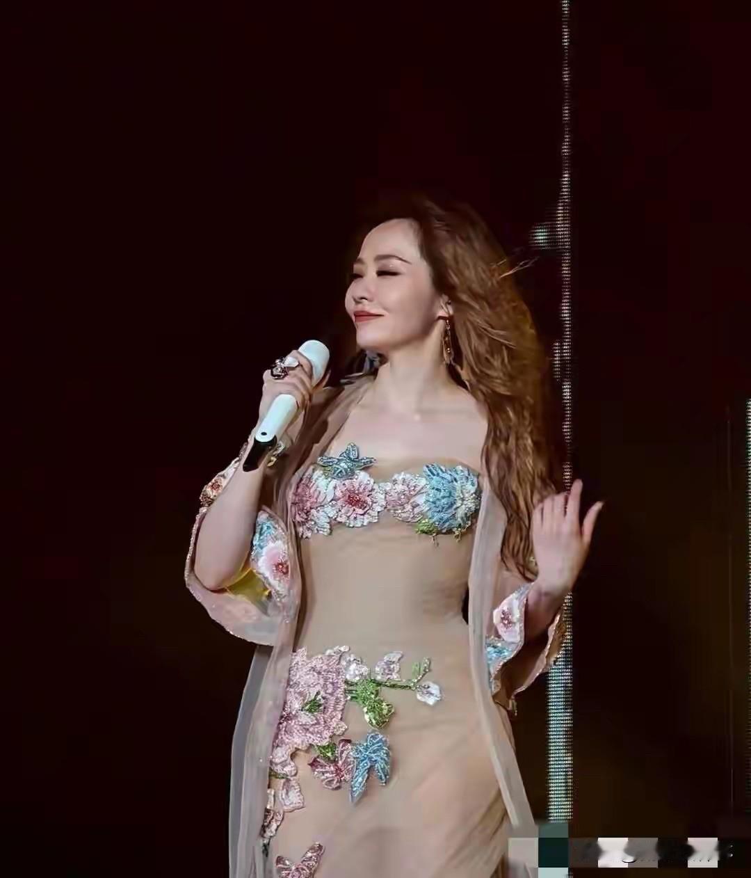 看到这张图才知道，原来我们都错怪张靓颖了。看起来像比基尼加薄纱一样的裙子其