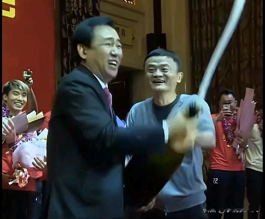 许家印现状：1.许家印被判了无期。2.许家印头发全白了，人好像也吃胖了。