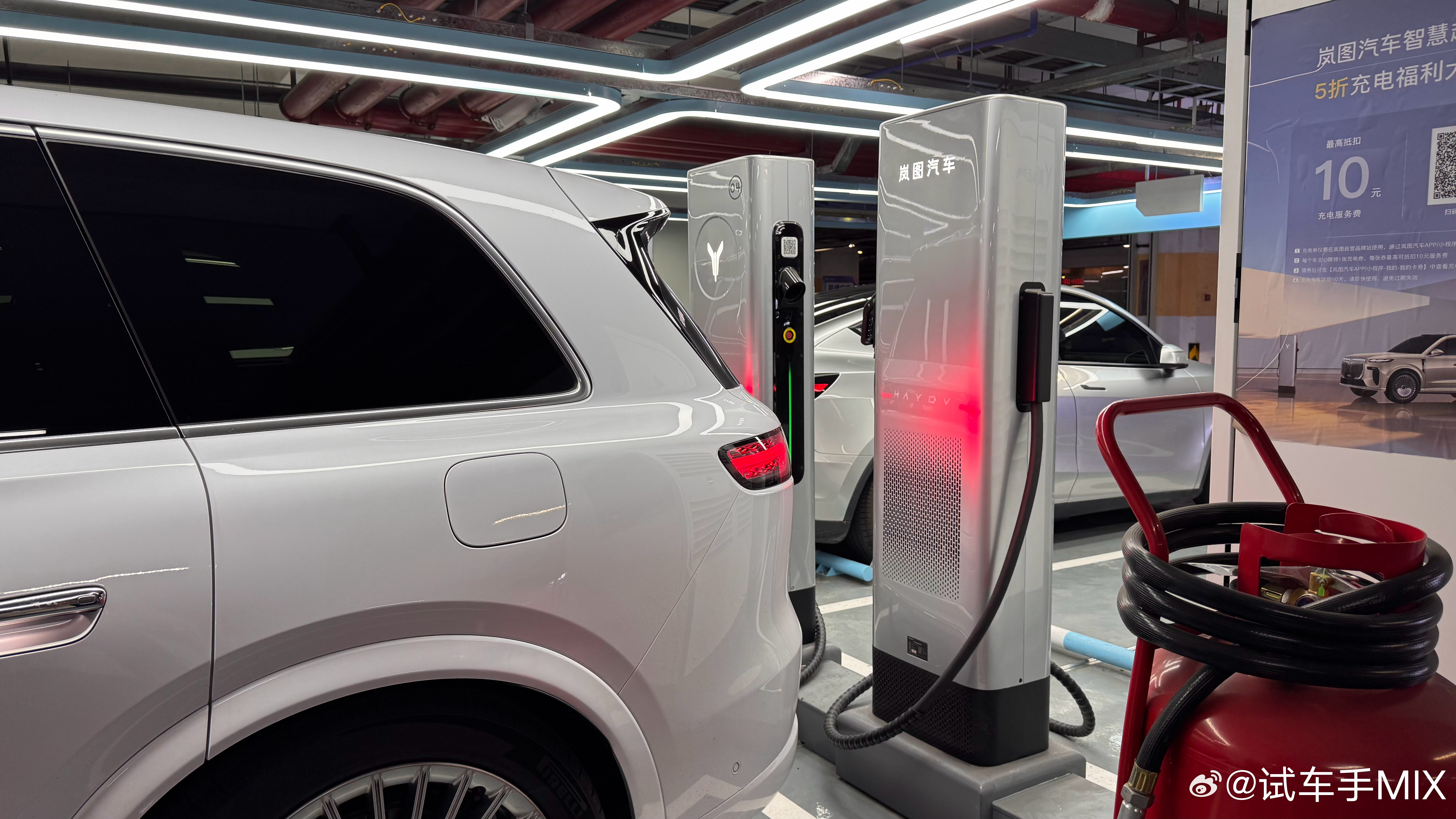 第一次开泰山来岚图的超充站在旁边有两台车同时充电的前提下功率大概可以跑到260k