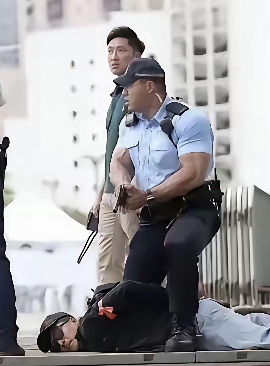 港警的这胳膊比我大腿还粗，如此强壮💪🏻的手臂，配上这左轮手枪，感觉就像大人拿