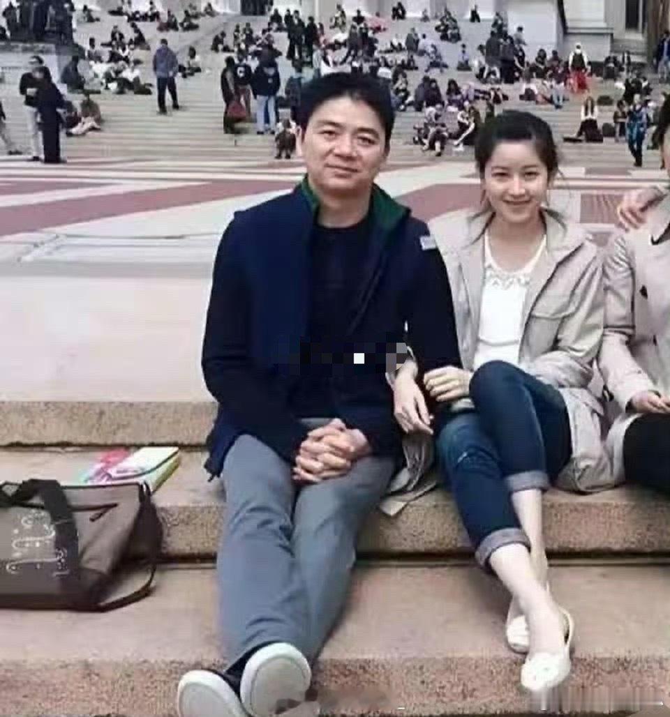 这会的刘强东三十八岁，章泽天十八岁，刚认识不久