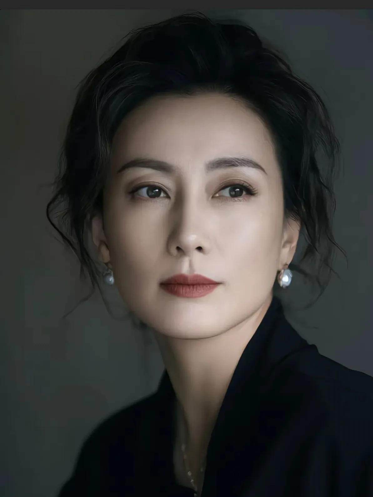 这位绝色美女太冷艳了！美丽脱俗，似乎距人千里之外！美女往那儿一站，跟个冰山美人似