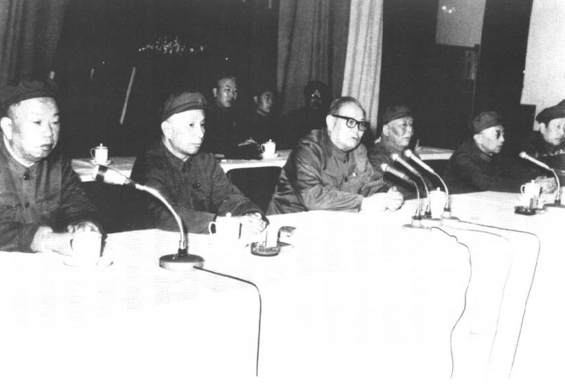 1972年，军事科学院领导进行大调整，叶剑英元帅不再担任院长兼政委。由左二粟裕大