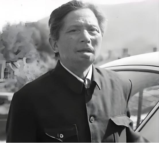 1971年，黑龙江一退伍老兵去打油，柜台的人偶然瞥见油票印章上的名字，大惊失色。