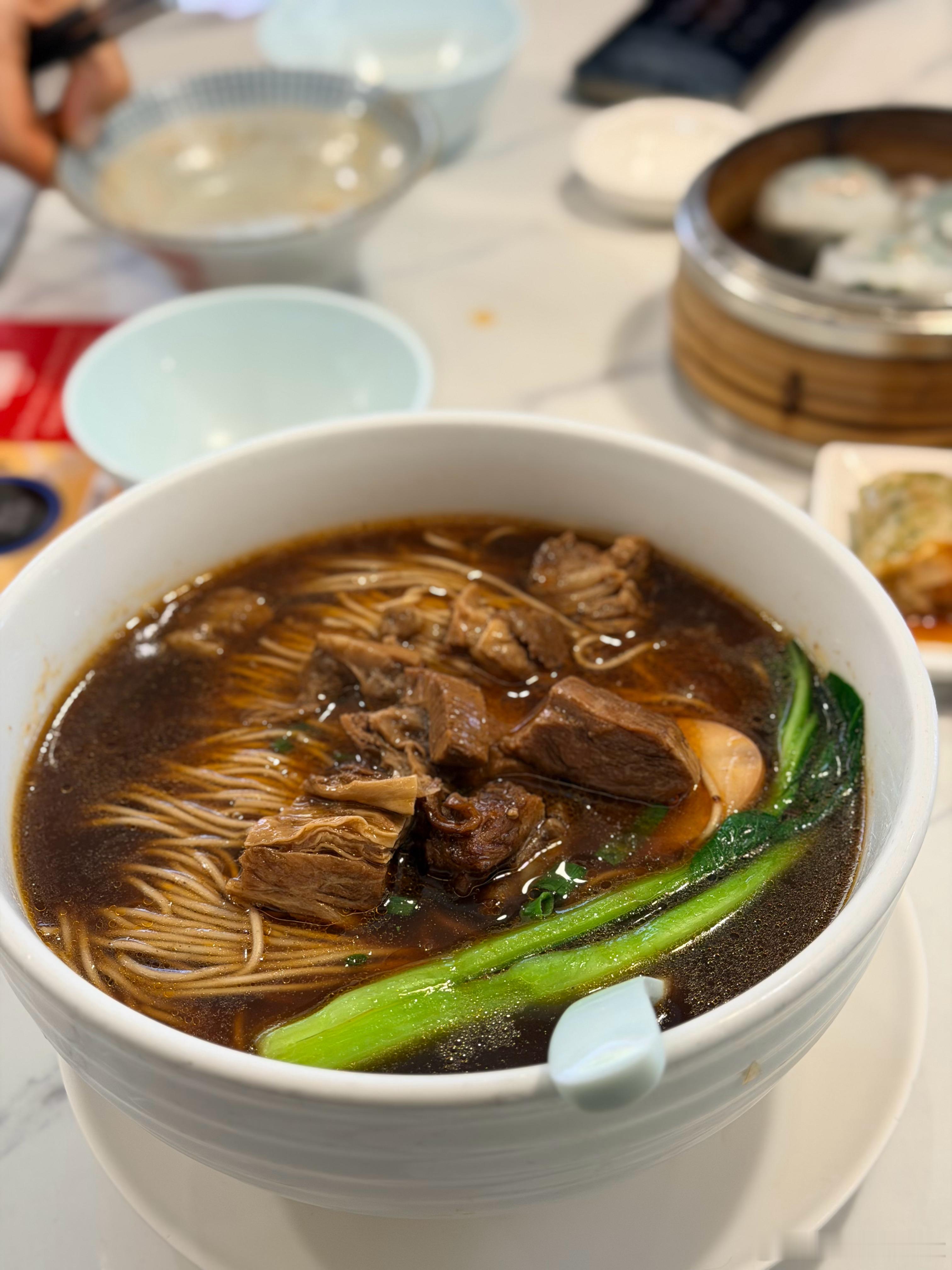 喜粤8号是上海的米其林二星餐厅，可能是全世界最便宜的米其林二星。然后他们开在浦东