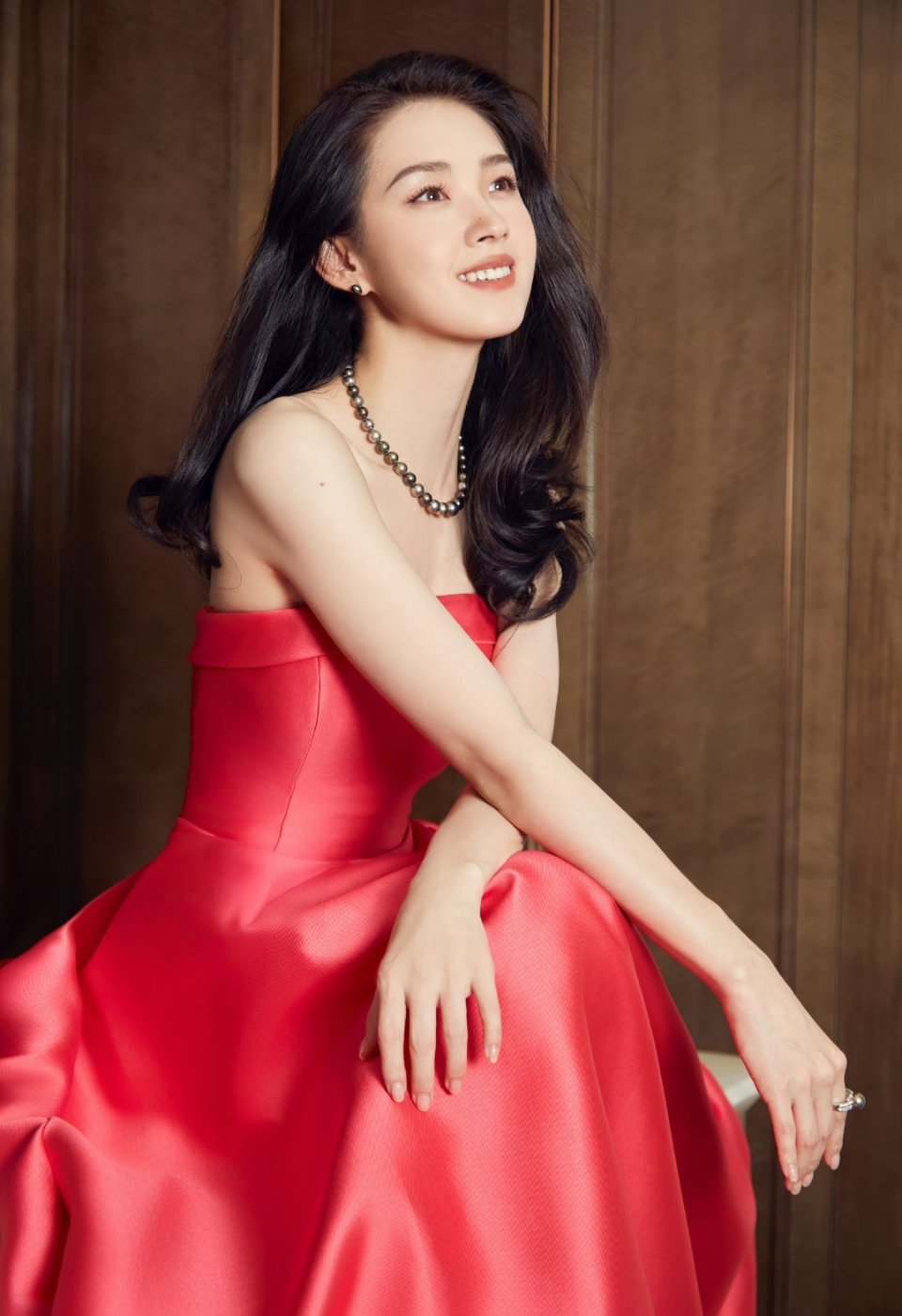 郭宇欣红色抹胸礼服谁懂啊！郭宇欣这身红色抹胸礼服直接美到心巴上、帅到骨子里！正红