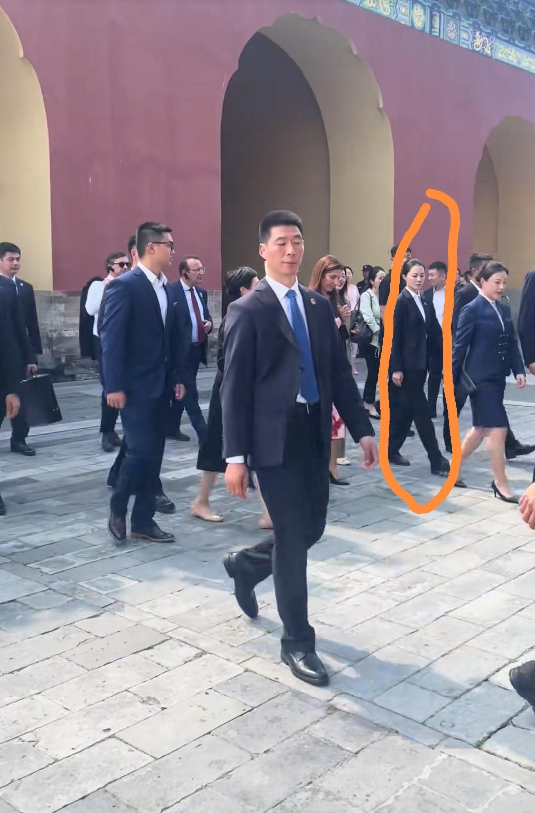葡萄牙第一夫人游天坛，中南海女保镖严月霞贴身护卫。佩通坦来华访问的时候，女保