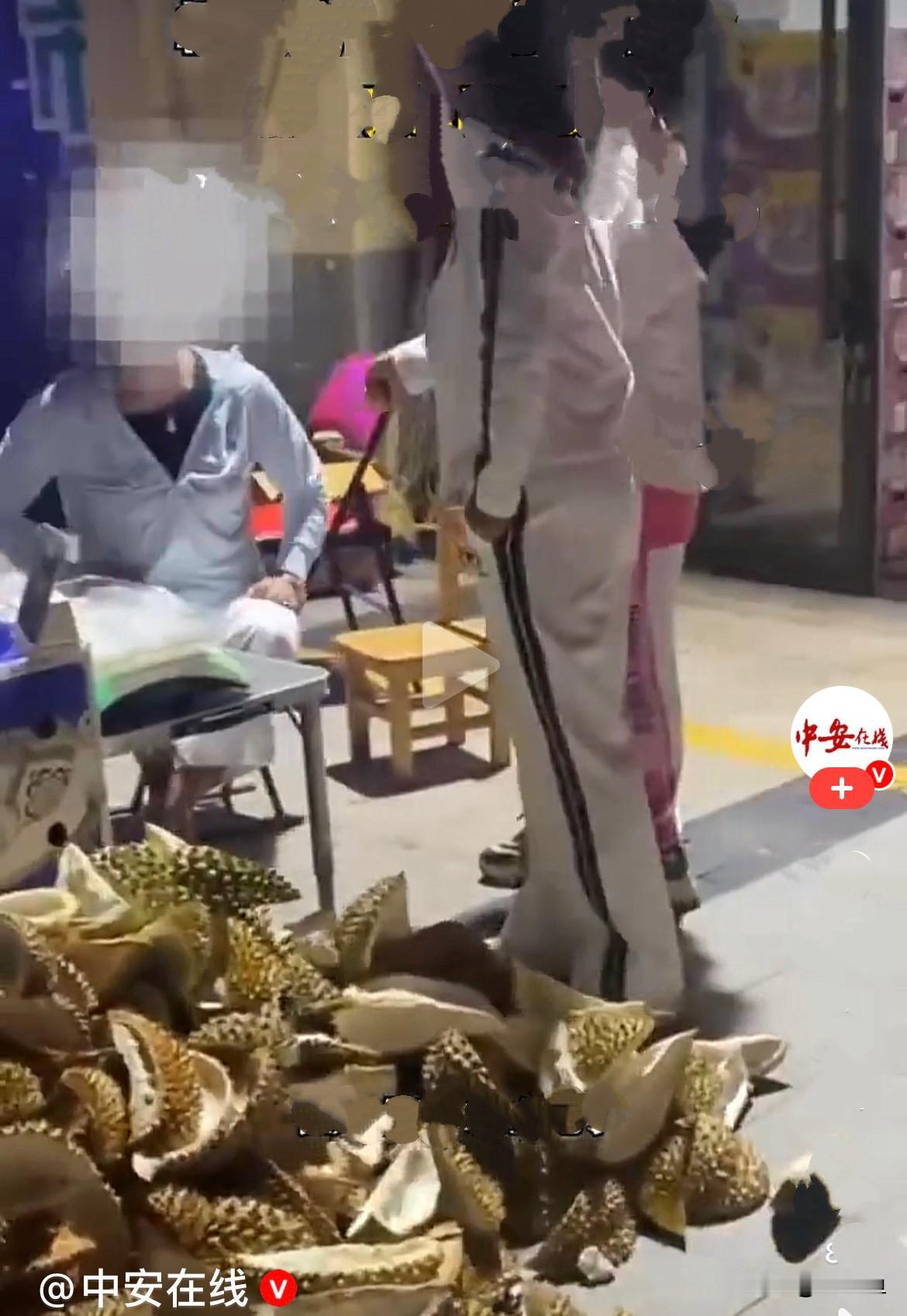 太奇葩了……近日，山东东营两名女子花182块钱，买了一个现开的榴莲