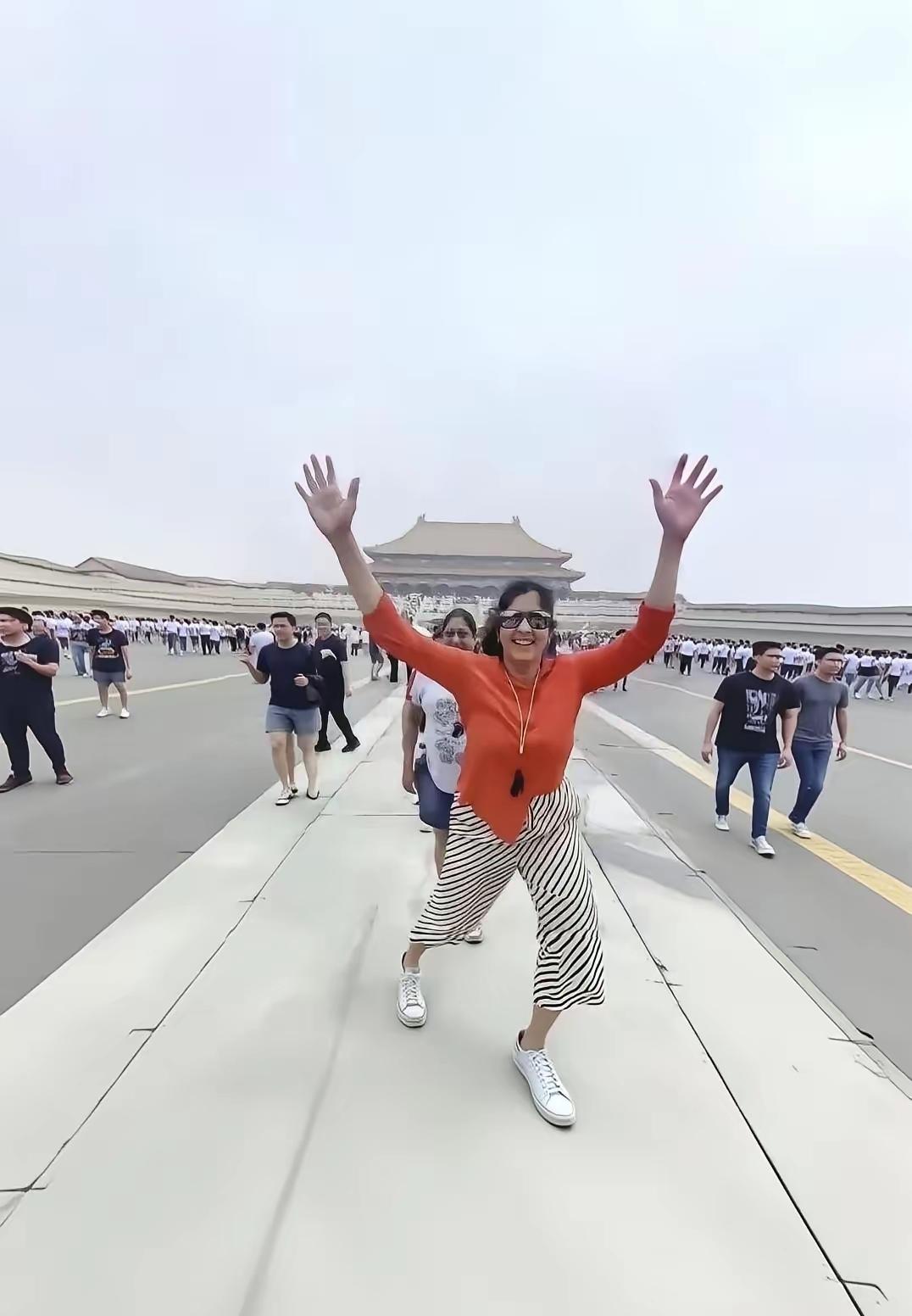 2026年7月，多名印度游客在故宫开放区域排队时，外放歌曲《MeraNaam