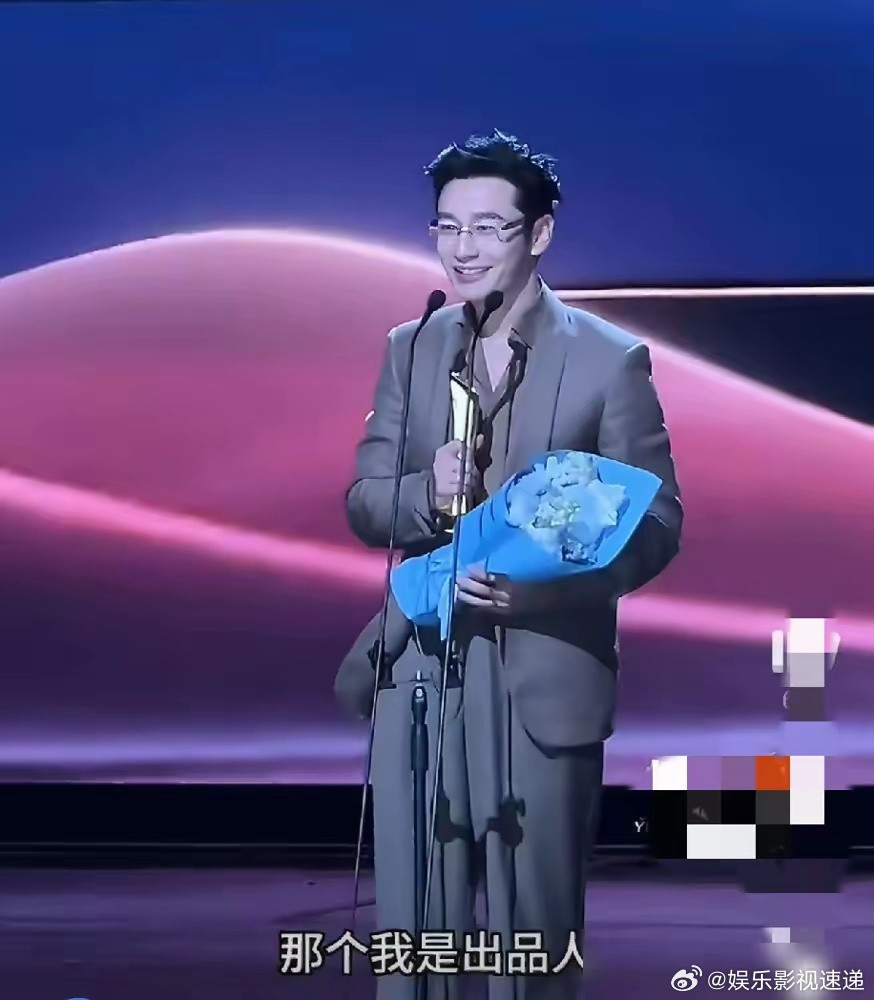 黄晓明领奖，一句话没提自己。站在阅文盛典的台上，他没说感谢，直接带货：“明天我