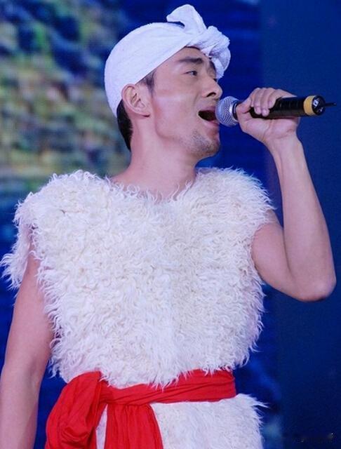 阿宝：从星光大道到销声匿迹的草根歌手沉浮录在华语乐坛的长河中，有一位歌手曾如流