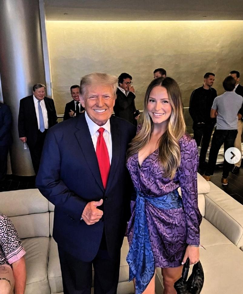 特朗普和他的特别助理玛戈.马丁，看得出老特对这个助理很满意。你看他笑的多么无邪。