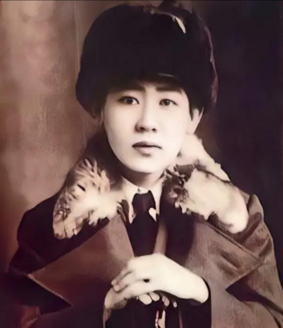 1945年，“东方魔头”川岛芳子被军统抓获，用尽酷刑，守口如瓶，直到戴笠命人扒光