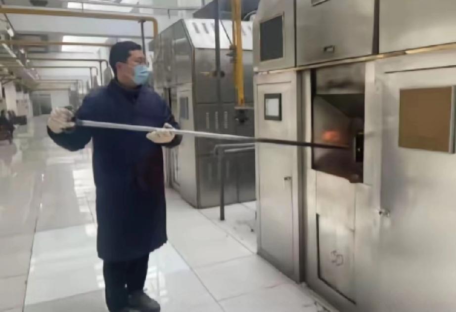 一位在火葬场奉献大半辈子的老者向我透露，多达90%之人并不知晓，遗体火化后，和大