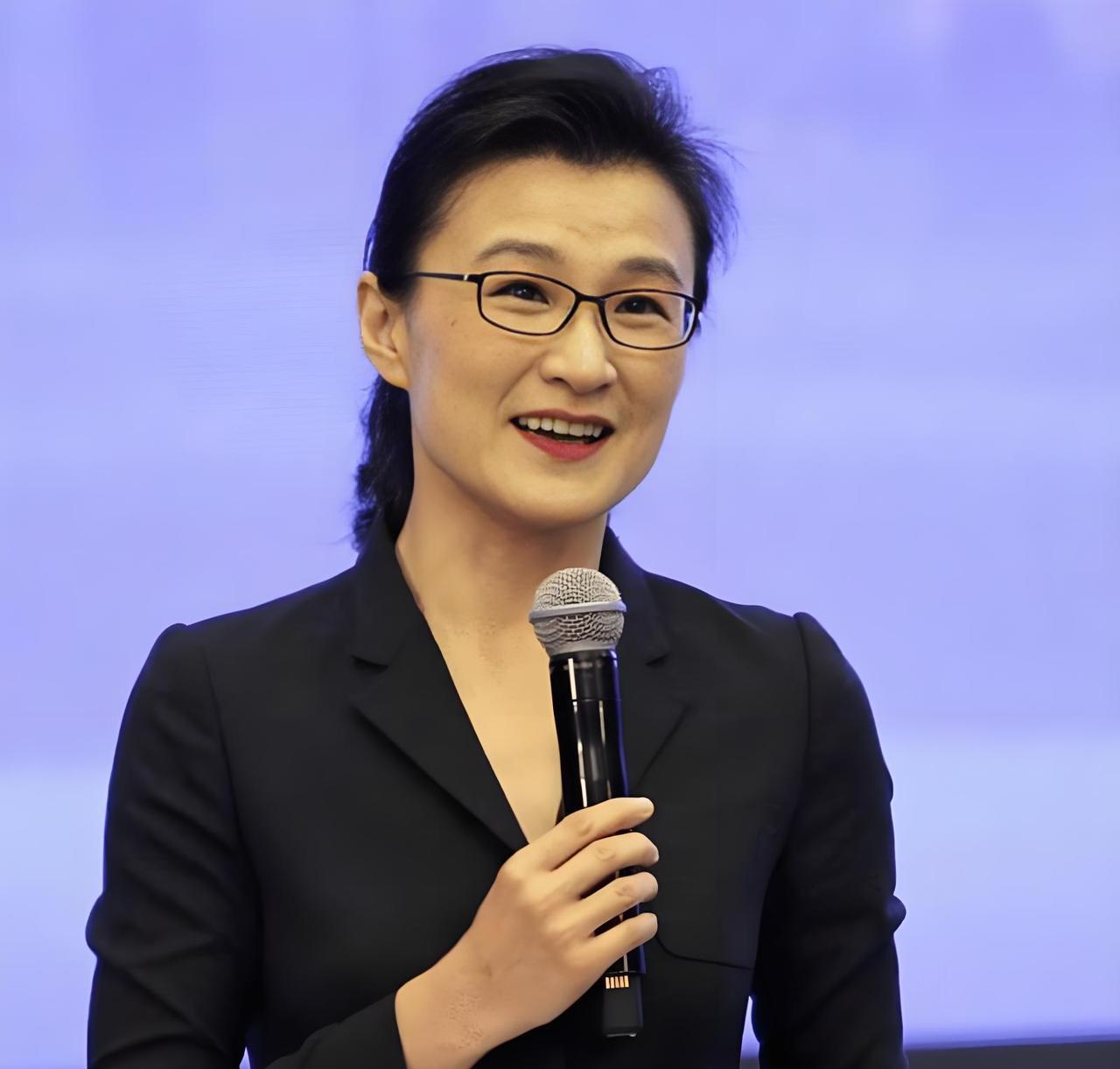 连基本的尊重都没有，你应该滚出主持界！央视女主持人董倩被网友怒斥，她究竟做错了什