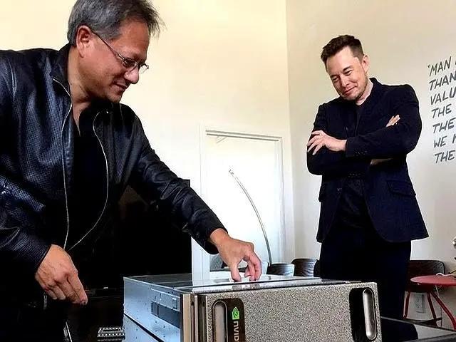 54岁的马斯克，如今胖了一圈，也老了不少。这些日子压力不小，马斯克能够顺利度过