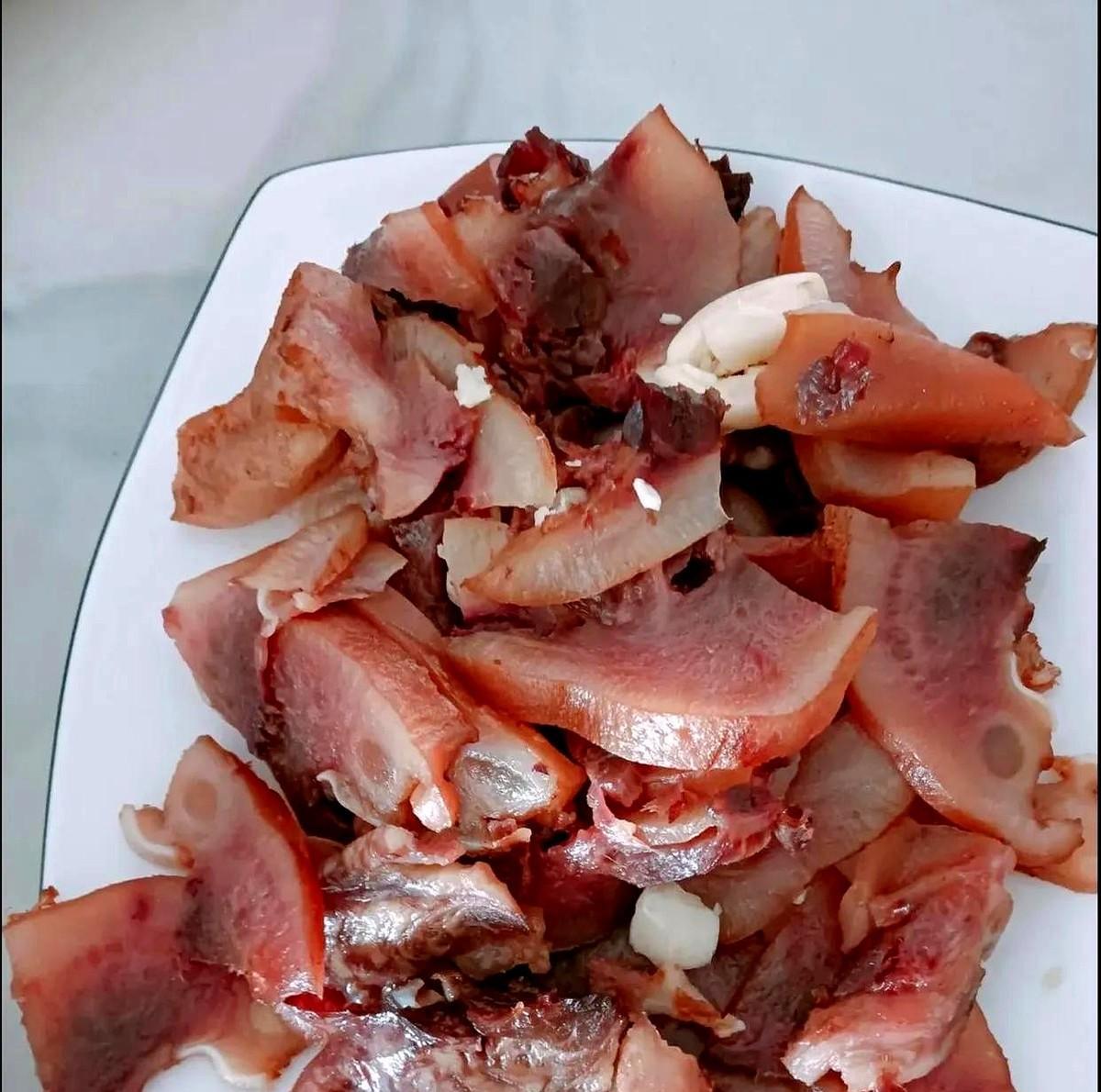以前，我总在小区门口的卤菜店买猪头肉。今儿一早去菜市场买菜，瞅见路边摊卖的猪头