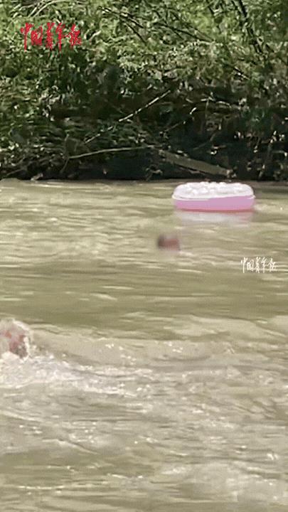 “太幸运了！”一个小孩玩水不小心被湍急的水流冲走，眼看就要溺水了，你可能会问“这
