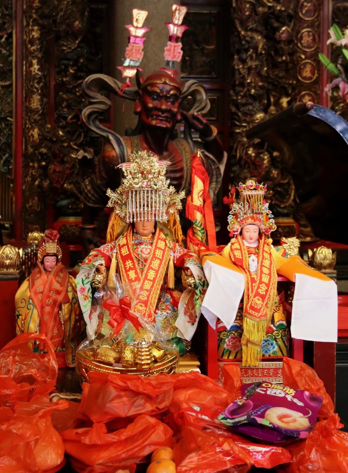 一场巡游暴露了信仰与特权的碰撞妈祖本是女性慈悲的象征，尊重传统尊重女性，才是对民