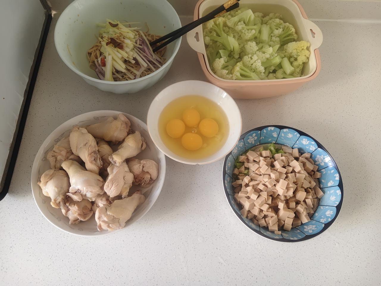我现在最头疼的就是做饭，这对我就是个考验。我做饭没天赋，做出来的菜没滋没味，