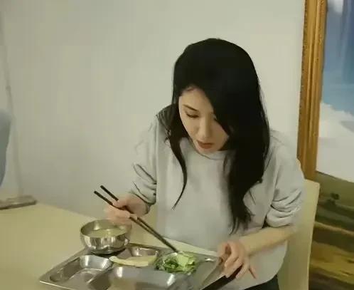 两个男女艺人吃素的强烈对比，本以为刘德华对自己够狠的了，没想到这个女人对自己更狠