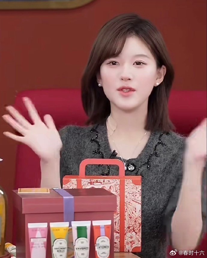 赵露思直播妆容和状态如何？请简述。