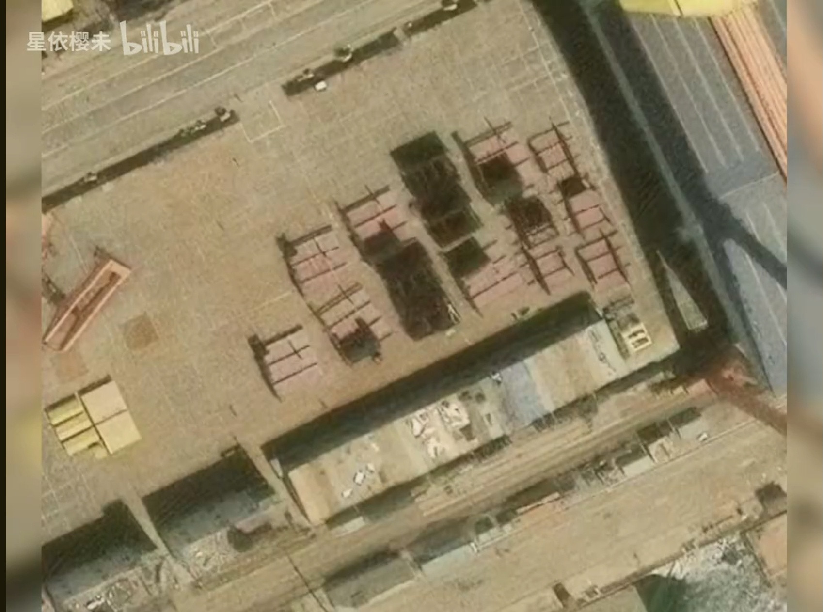 北方某地船坞旁的堆场，新核航妈的组件、模块越来越多了[并不简单]接下来004的