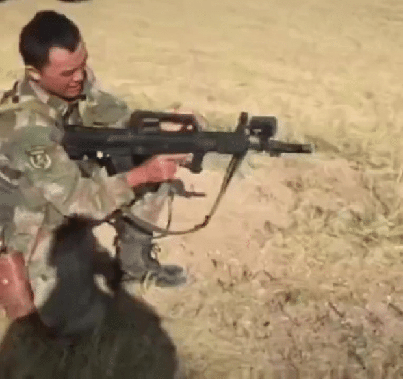 好浓的黑烟，烧柴油的自动步枪，你没见过吧？有网友开玩笑：95式柴油枪，单缸，