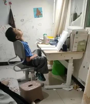 这届家长，听不得真话更见不得现实！最近有位妈妈晒娃学习环境，本想夸儿子累到睡着，