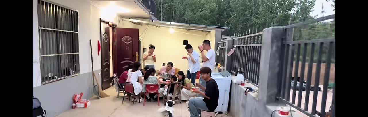 阿杜空欢喜一场阿杜出门刚回来，看到院子里围了一院子人，把他高兴毁了，他兴奋的