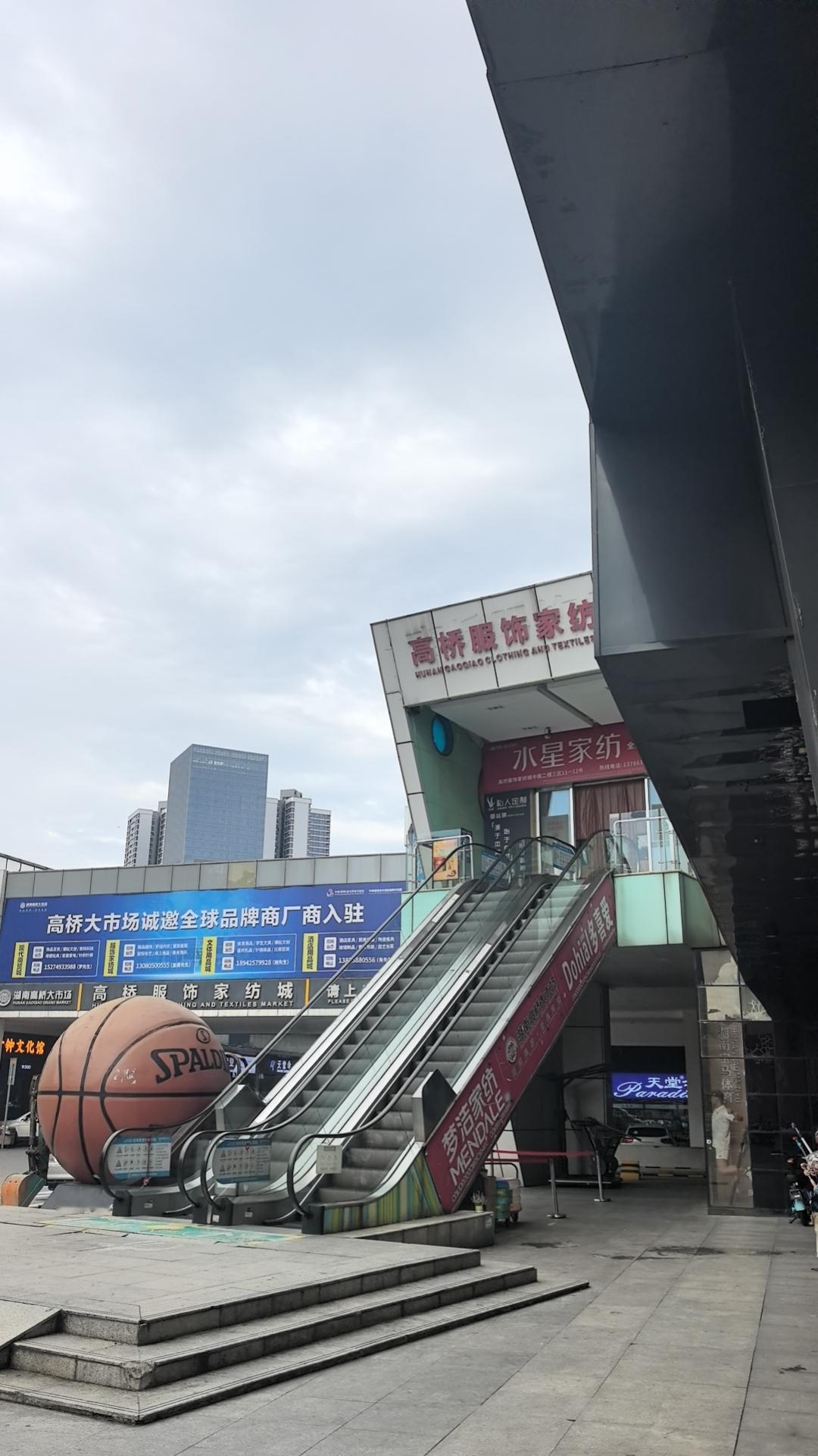 现在这行情，一个商户撑不撑得下去，签合同前我就看明白了。前两个星期来了对小年