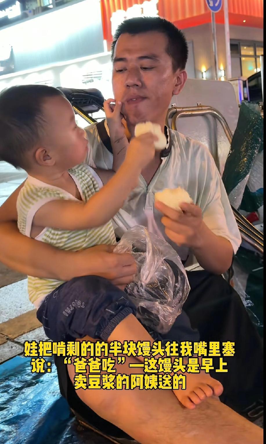 这图片上的父亲是残疾人，边走路，边用绳拉着两个孩子，而且妻子承受不住压力抛弃他们