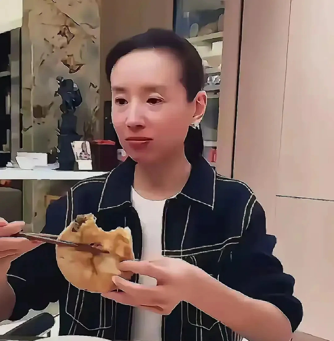 董洁怎么老成这样了！眼窝凹陷一脸苦相，褪去清纯面相变刻薄