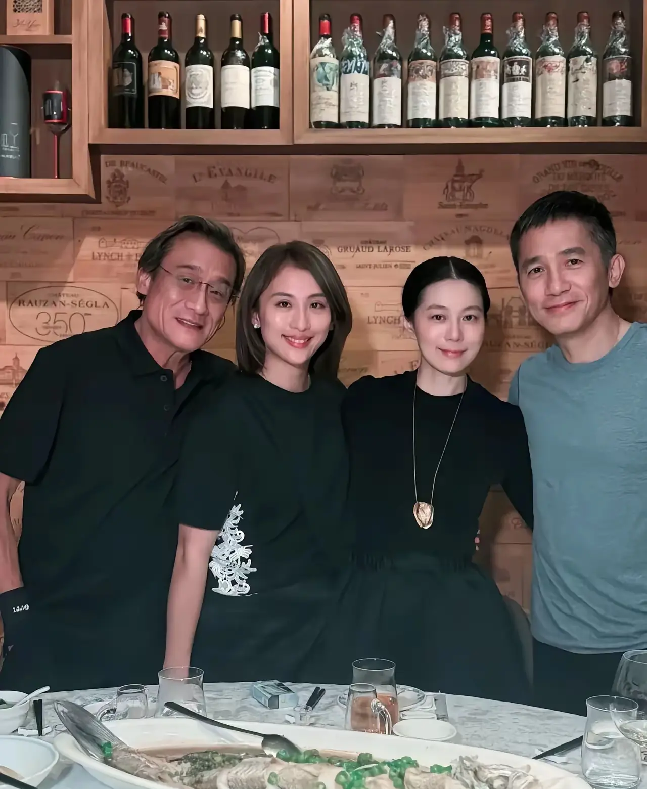 梁家辉和梁朝伟中间的两个女人是谁？