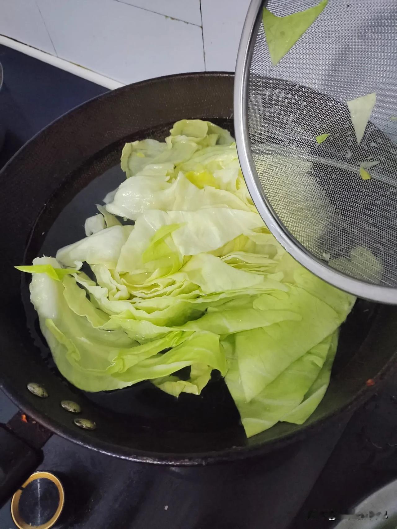 大过年的，大鱼大肉吃多了，一点都没有食欲。昨天一时心血来潮突然想吃泡菜。但是