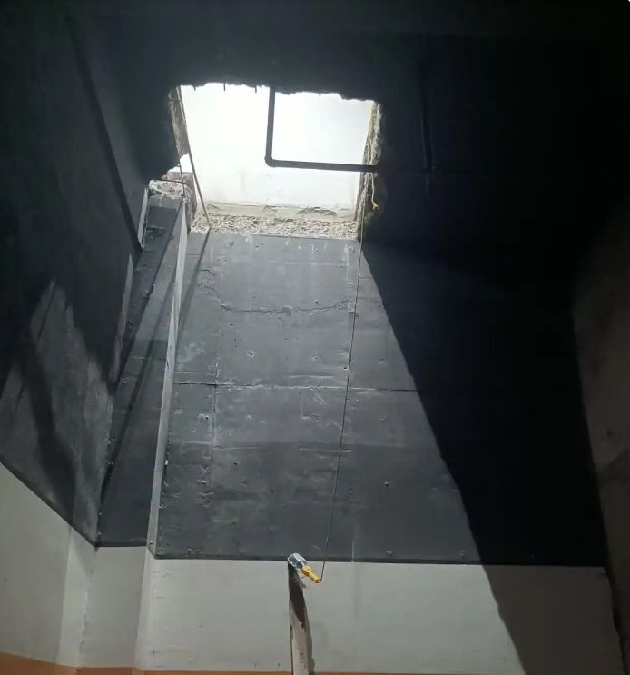 湖南长沙，某小区的一楼住户竟然在自家客厅地板上硬生生地凿出了一个大洞，直达地下室