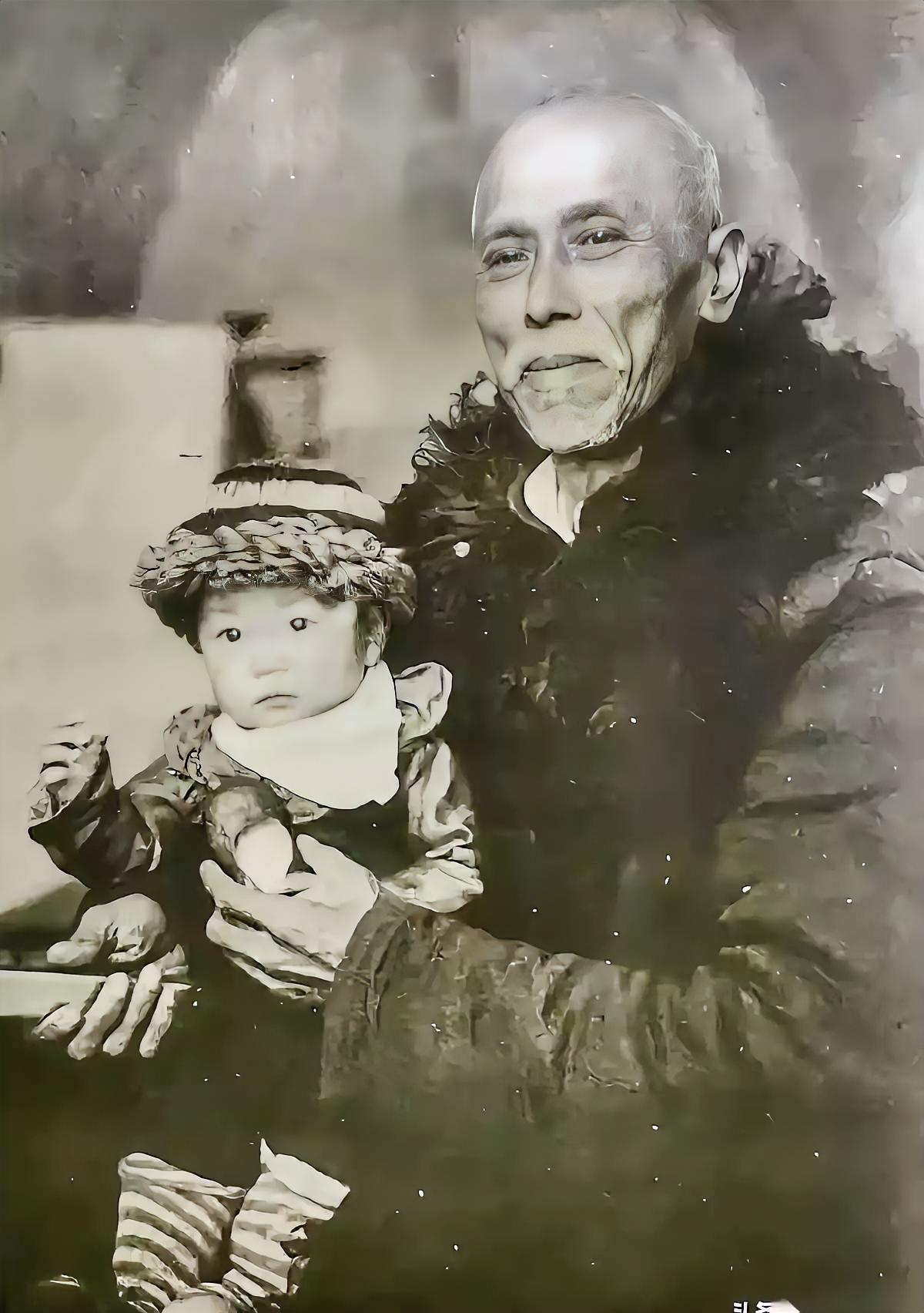 他叫耿楚南，耿飚的父亲，江湖人称“双钩大侠”。皇帝御赐的虎头双钩，够他吹一辈