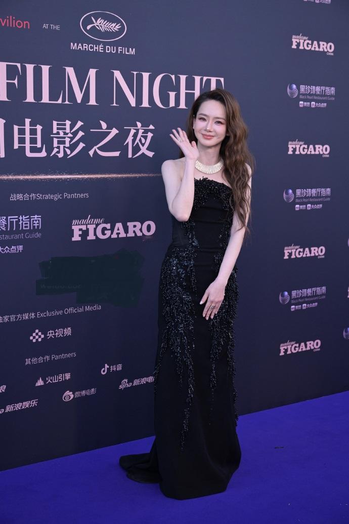最近戚薇在戛纳出席时尚活动，她这回穿了一件黑色的抹胸裙，秀出了迷人的香肩，气质超