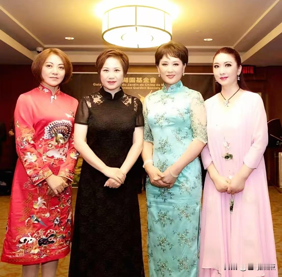 4位越剧姐妹同框，三位旗袍雅韵，一位粉裙时尚。旗袍越剧姐姐，分别是单仰萍、章瑞虹