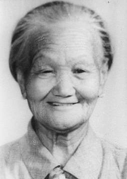 1956年，邓颖超把腰扭了，躺在床上动不了，试了好多办法都不管用。周总理找人把一