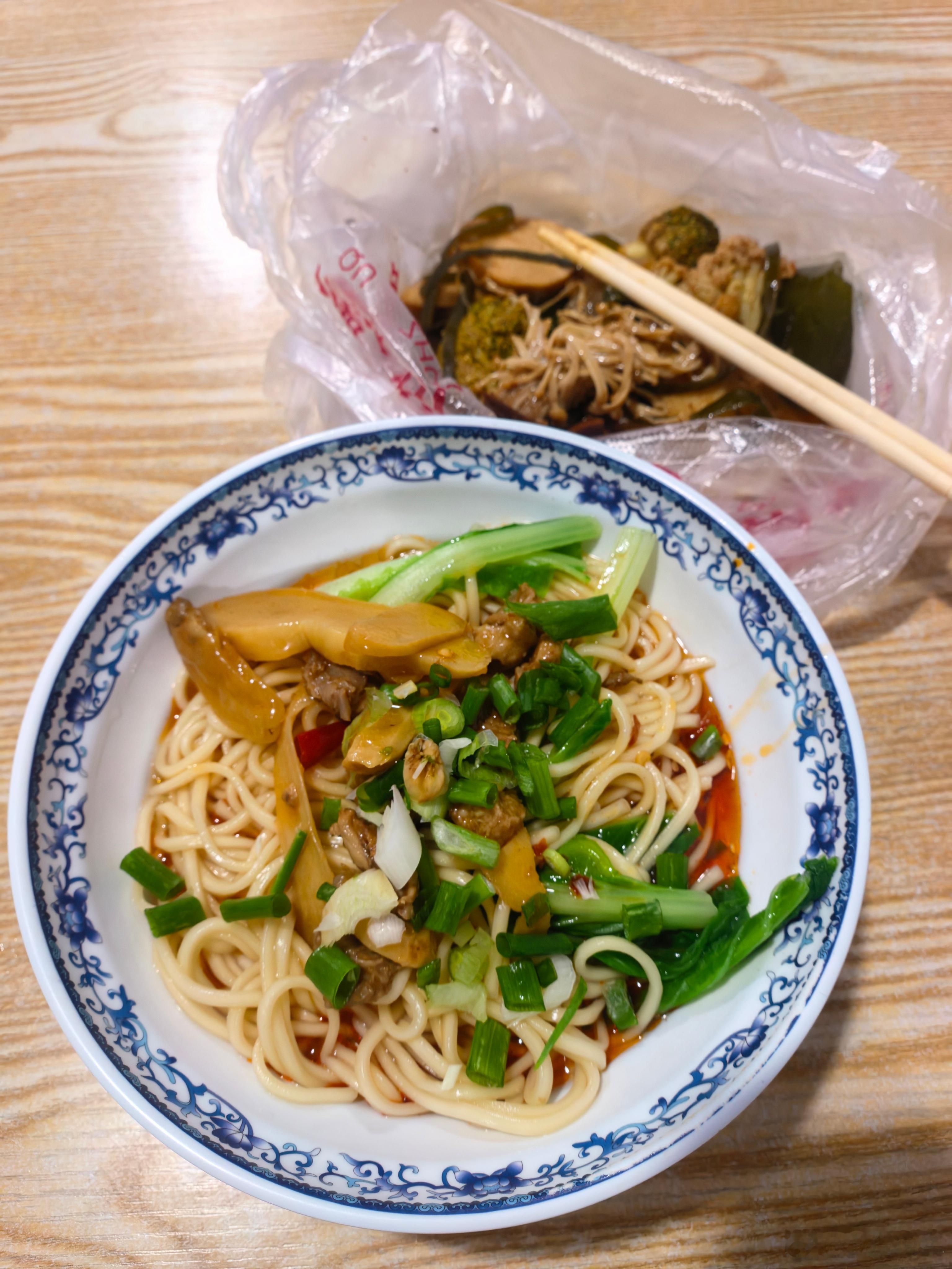 尝尝特色姜鸭面有人知道是哪里的美食吗？成都