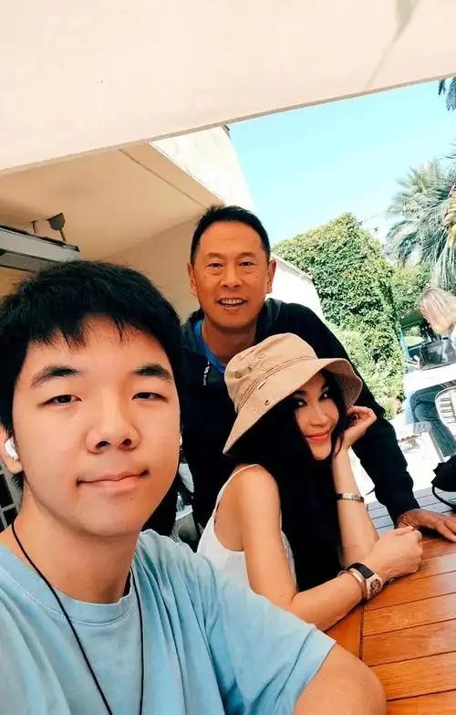 2000年，身价十亿的何祖光向温碧霞求婚，谁料温碧霞却向他提了一个要求：“我可以